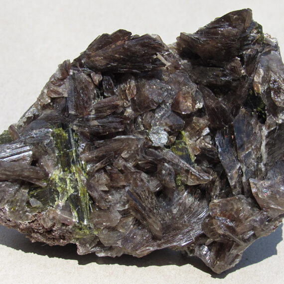 Axinite-(Fe) et épidote du Pérou.