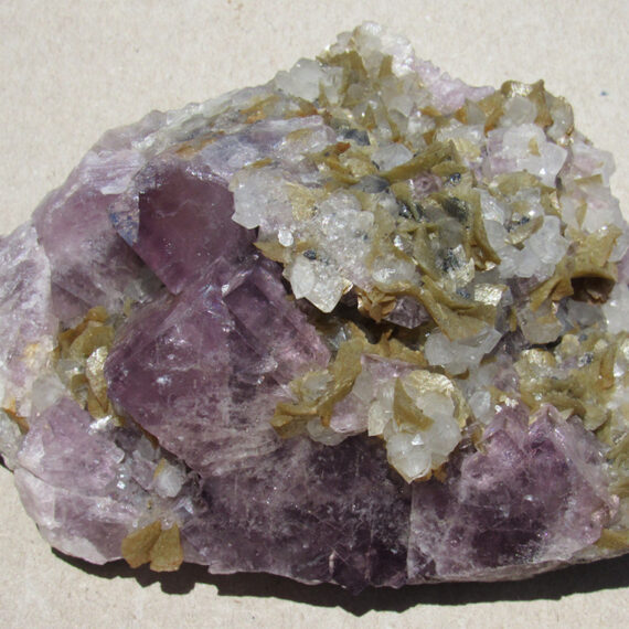 Fluorite, sidérite, quartz et chalcopyrite du Royaume-Uni.