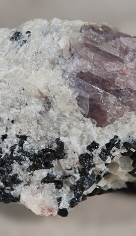 Corindon, hibonite, spinelle et calcite de Madagascar