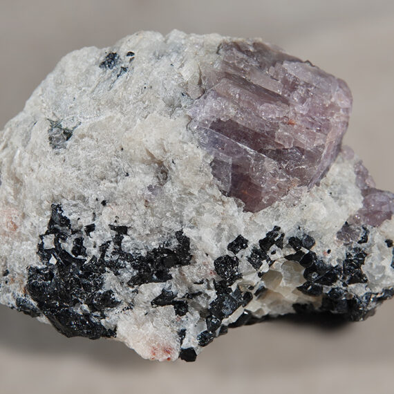 Corindon, hibonite, spinelle et calcite de Madagascar