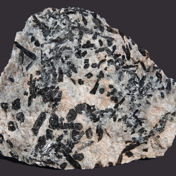 Kaersutite, plagioclase, néphéline et analcime de Polynésie Française