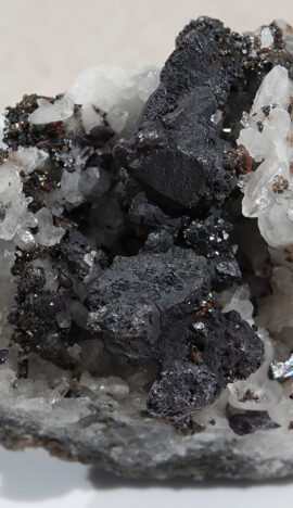 Pyrargyrite, quartz, sphalérite et pyrite du Pérou.