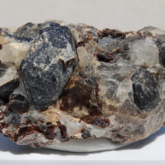 Saphirine, calcite et phlogopite de Madagascar