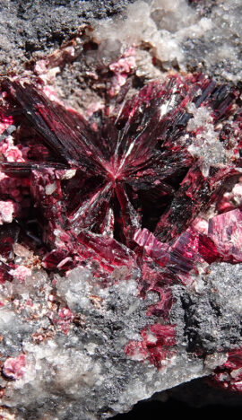 Erythrite, quartz et sulfosel du Maroc