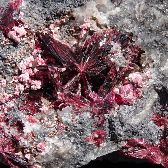 Erythrite, quartz et sulfosel du Maroc