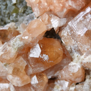 Hessonite et muscovite des Pyrénées-Orientales