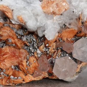 Tinzenite, quartz, braunite et calcite d'Italie