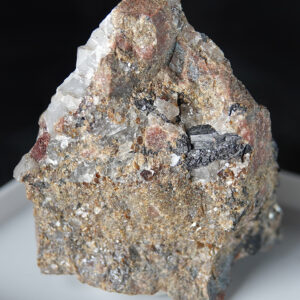 Ferriakasakaite-(Ce), andradite et rhodonite de Suède
