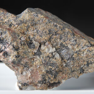 Ferriakasakaite-(Ce), andradite et rhodonite de Suède