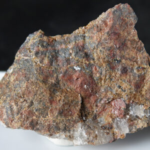 Ferriakasakaite-(Ce), andradite et rhodonite de Suède